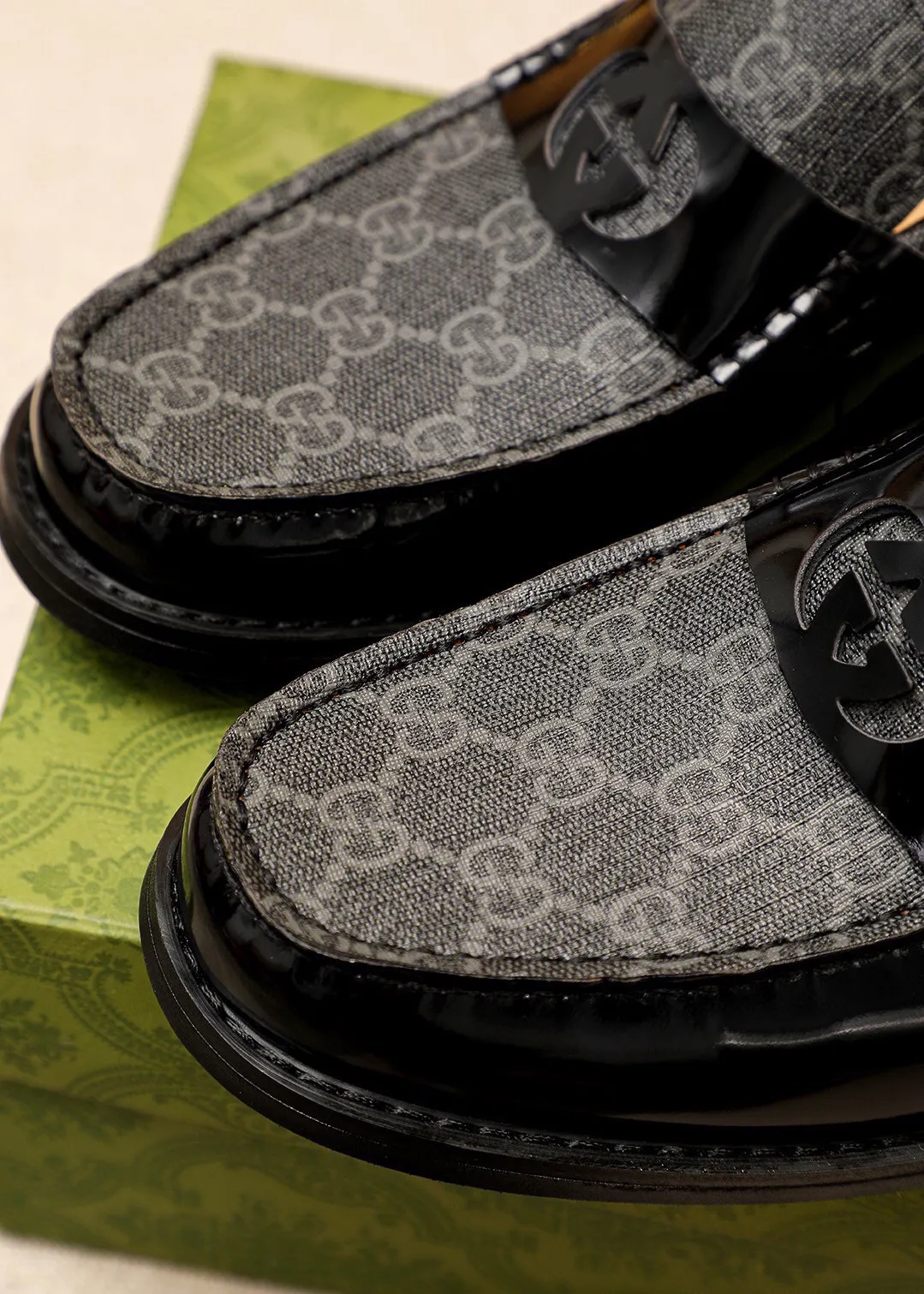 Men's shoes 💰480 💐 Product trademark: GUCCI "Gucci" casual leather shoes Regular size: 38-44 (45🉑️customized) Product materials: Selected imported first-layer open-edge beaded cowhide leather upper + luxury hardware buckle, imported water-dyed cowhide leather lining. Strong three-dimensional visual effect, combined outsole Color: 3⃣️colors available
